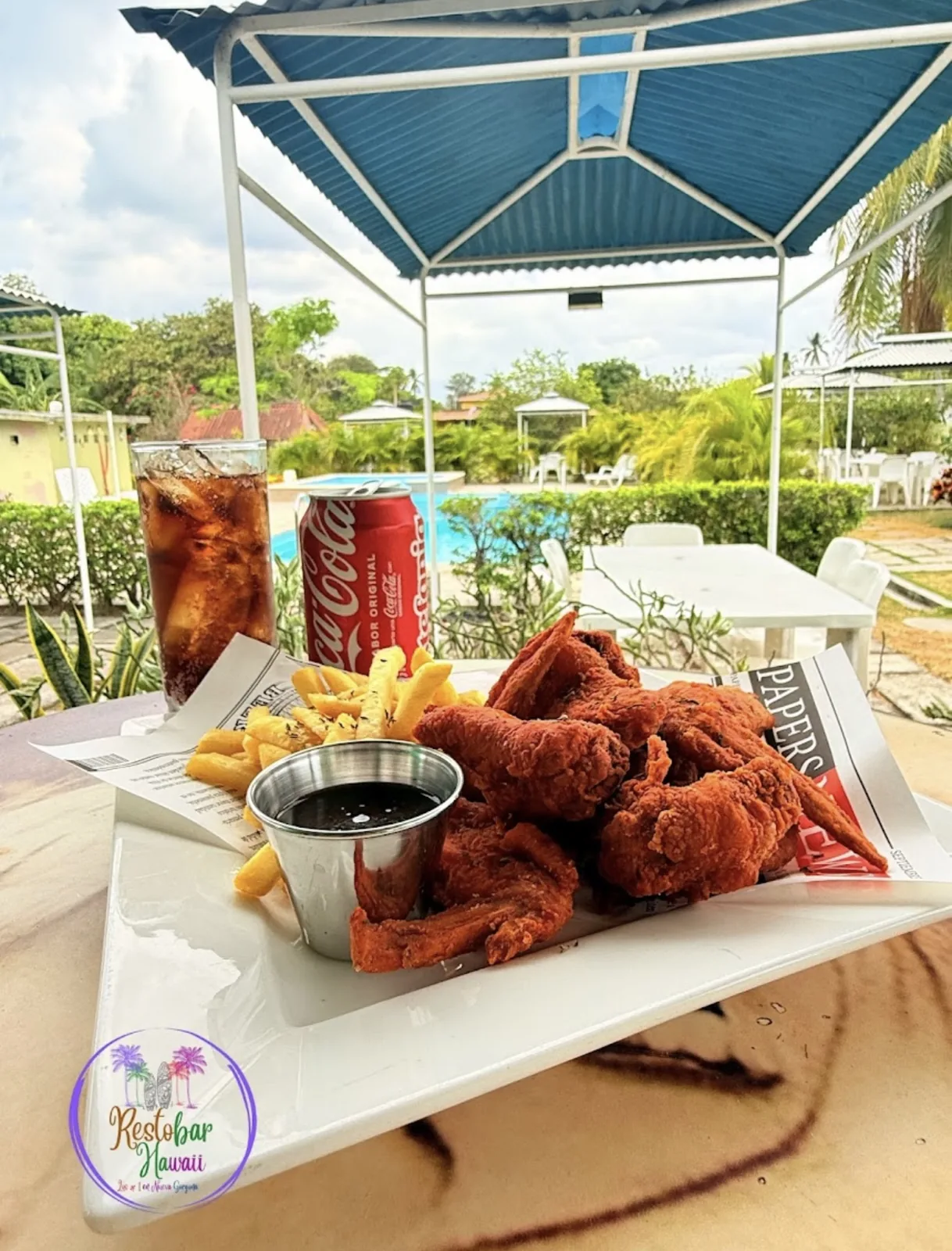 Alitas junto a la piscina